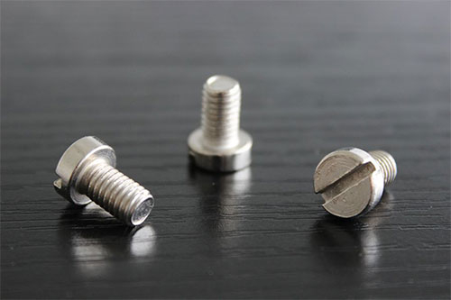 一字开囗螺丝冷镦生产和车削生产的区别